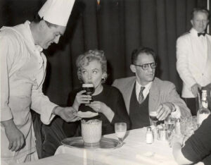 Marilyn Monroe pijąca drink Irish Coffee